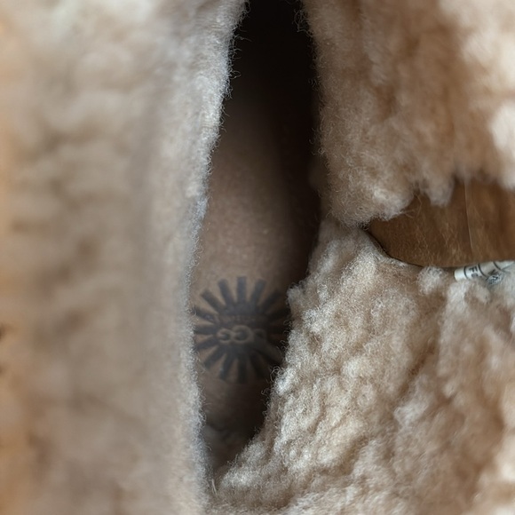 UGG AUSTRALIA “Gaviota” boots in tan - Picture 4 of 11